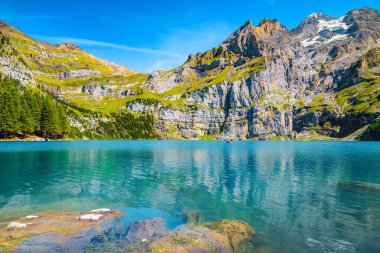 Yüksek dağlar ve buzullar ile muhteşem alp Gölü, Oeschinensee, Isviçre