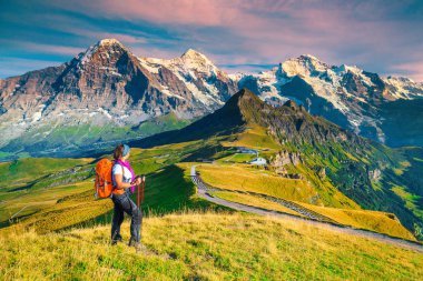 Backpacker otostopçu kadın ile Mannlichen turist İstasyonu, Grindelwald, İsviçre, Avrupa
