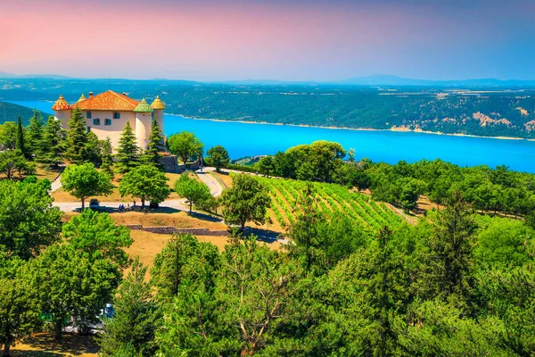 Hrad Aiguines a jezero svatého Croix na pozadí, Provence, Francie — Stock fotografie