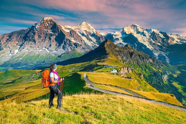 Backpacker otostopçu kadın ile Mannlichen turist İstasyonu, Grindelwald, İsviçre, Avrupa