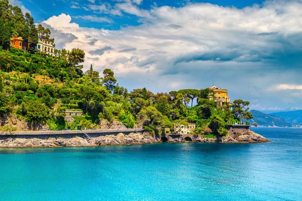 Luxushäuser und spektakuläres Meer in der Nähe von Portofino Resort, Italien — Stockfoto