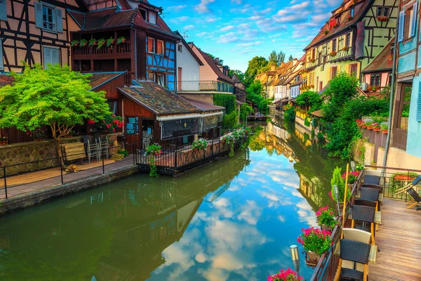Häpnadsväckande medeltida färgglada fasader reflekterande i vatten, Colmar, Frankrike, Europa — Stockfoto