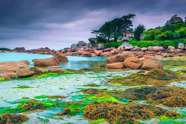 Fantastique côte atlantique avec des pierres de granit, Perros-Guirec, France — Photo