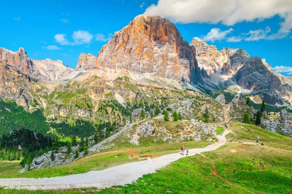 带着背包在山间小径上行走的徒步旅行者，多洛米蒂，意大利 — 图库照片