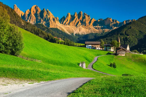 Obdivuhodná letní alpská krajina s vesnicí Santa Maddalena, Dolomity, Itálie — Stock fotografie