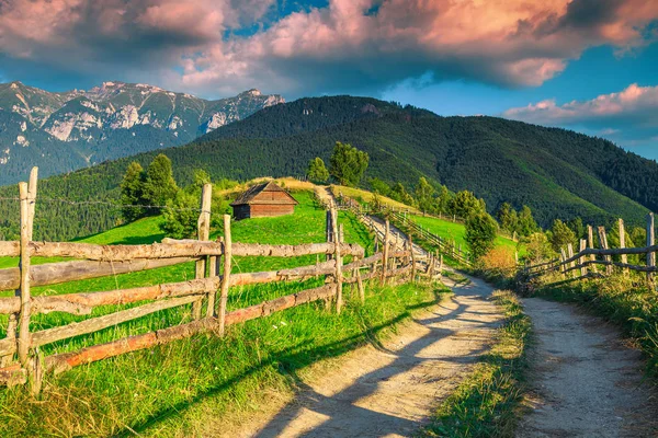 Paisagem rural incrível ao pôr do sol perto de Bran, Transilvânia, Romênia, Europa — Fotografia de Stock