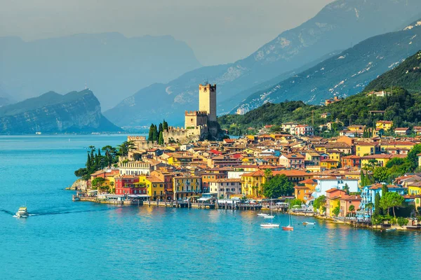 Pitoresca estância turística de Malcesine com edifícios coloridos, lago Garda, Itália — Fotografia de Stock