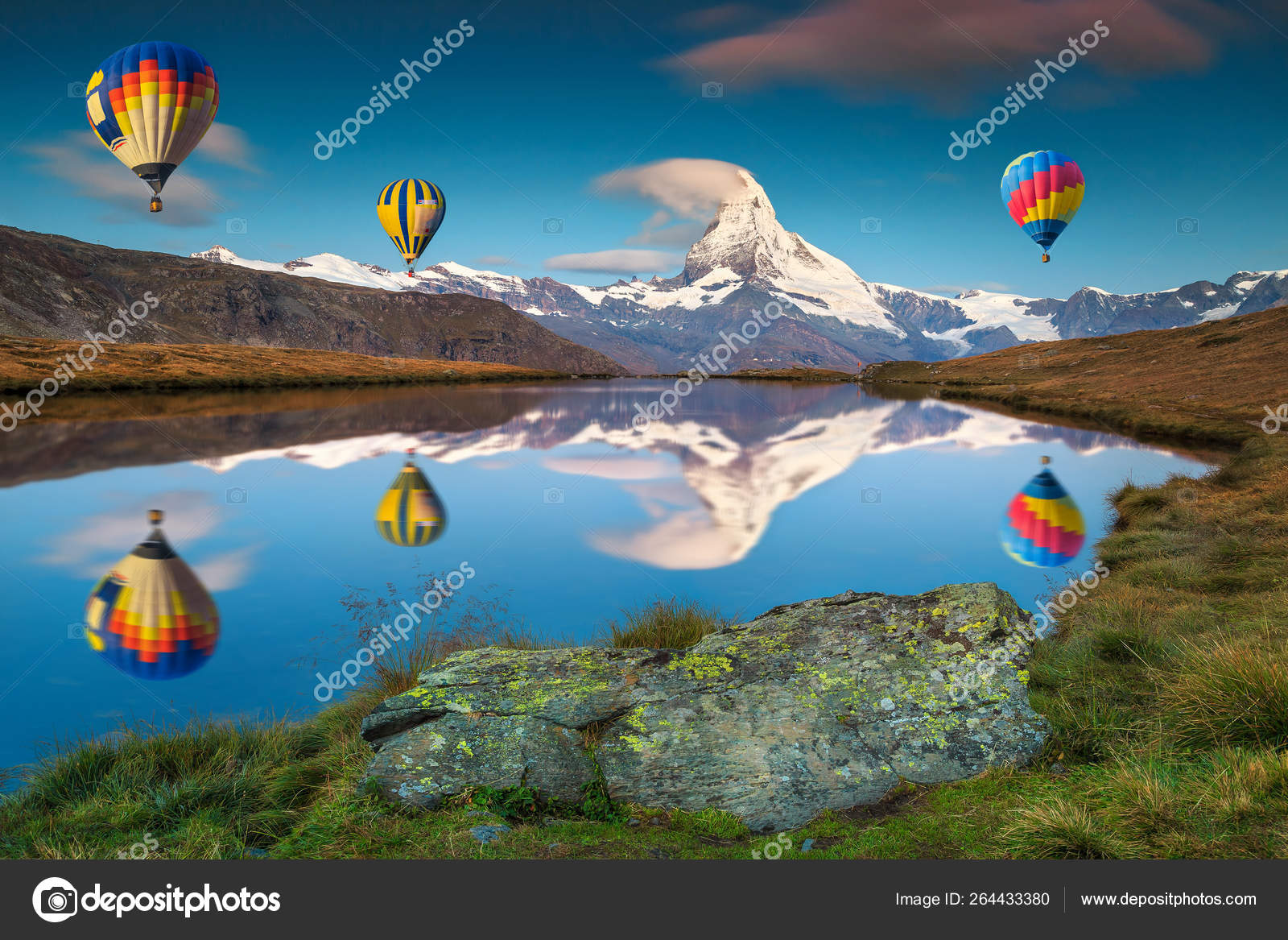 Aanbeveling Geduld Wieg Amazing Matterhorn peak and hot air balloons reflecting in water Stock  Photo by ©janoka82 264433380