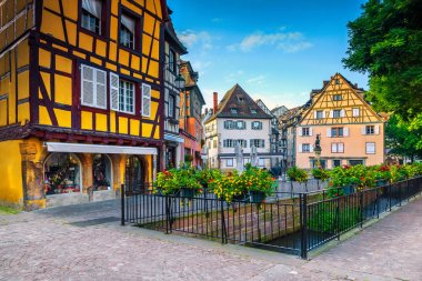 Renkli binalar ile güzel ortaçağ şehir merkezi, Alsace, Colmar, Fransa 