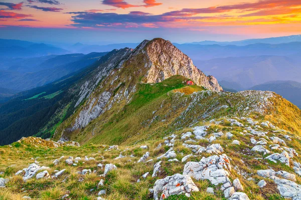 Maravilloso atardecer y nubes de colores, Piatra Craiului montañas, Cárpatos, Rumania — Foto de Stock