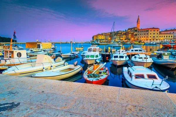 Increíbles colores del amanecer con el casco antiguo de Rovinj, región de Istria, Croacia — Foto de Stock