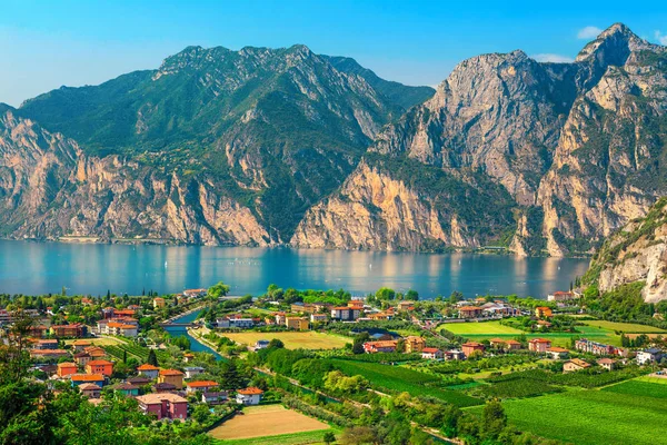 Fantástico paisaje urbano de Torbole con plantaciones y lago Garda, Italia, Europa —  Fotos de Stock