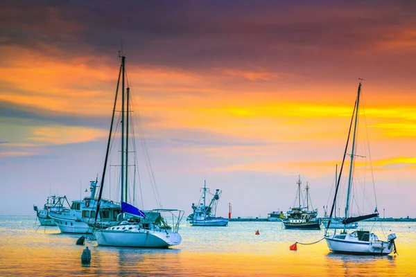 Superbe port avec voiliers et bateaux de pêche au coucher du soleil — Photo