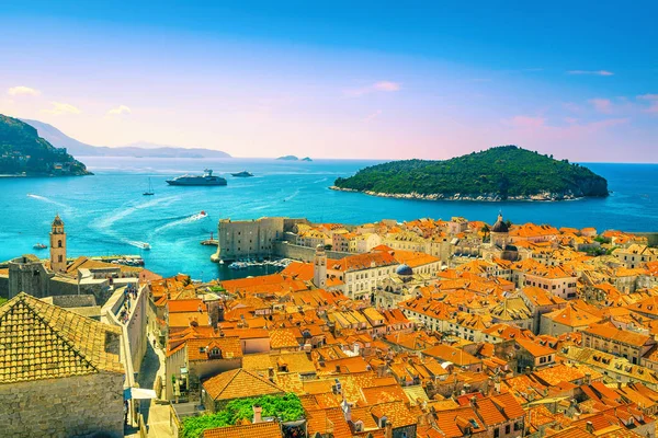 Pintoresco paisaje urbano de Dubrovnik con puerto e isla verde, Dalmacia, Croacia — Foto de Stock