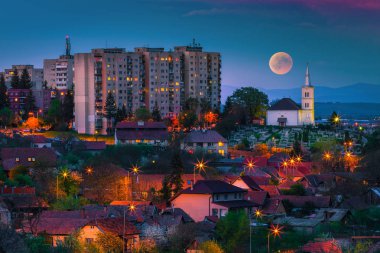 Transilvanya, Romanya, Avrupa'da dolunay ile muhteşem gece şehir manzarası