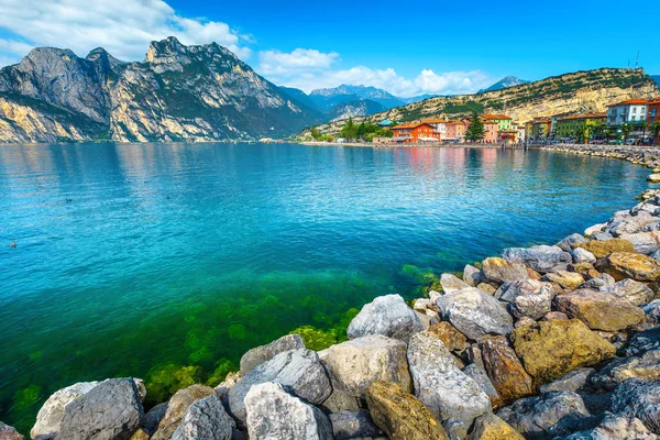 Orilla del lago con rocas y montañas en el fondo, lago Garda —  Fotos de Stock