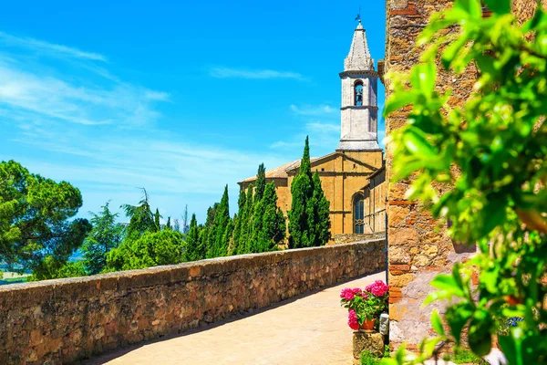 Rustikale terrasse mit promenade und alter kirche, pienza, toskana, italien — Stockfoto