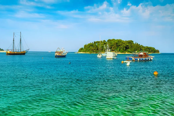 Tropik yeşil ada ve denizde tekneler, Rovinj yakın — Stok fotoğraf