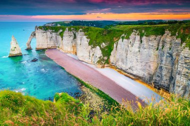 Yüksek kayalıklar ile Amazing Atlantik okyanusu kıyı şeridi, Etretat, Normandiya, Fransa