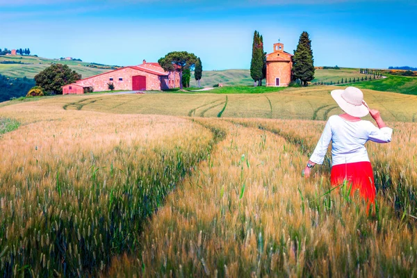 Mujer alegre disfrutando de la vista en los campos de grano, Toscana, Italia —  Fotos de Stock