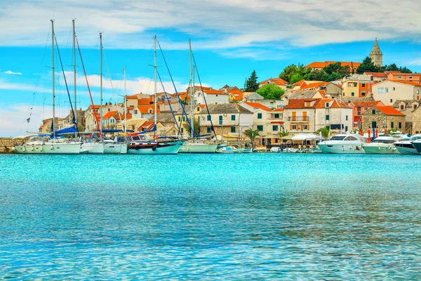 Panorama con puerto y antiguo pueblo de pescadores, Primosten, Dalmacia, Croacia —  Fotos de Stock