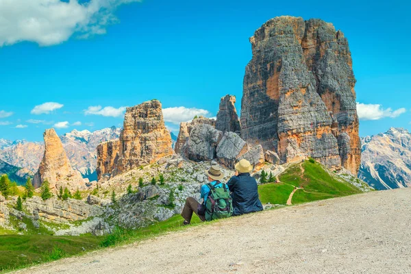 Joyeux couple d'âge mûr assis dans les montagnes et profiter de la vue — Photo