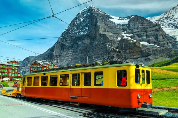 Lugar pitoresco com montanhas e trem turístico antigo, Grindelwald, Suíça — Fotografia de Stock