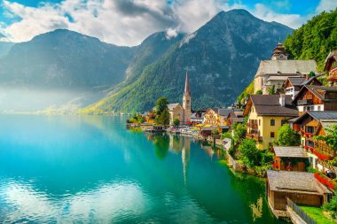 Hallstattersee gölü ve ahşap evleri ile fantastik görünümü, Hallstatt, Avusturya