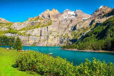 Yüksek dağlar ve buzullar ile pitoresk dağ gölü, Oeschinensee, İsviçre