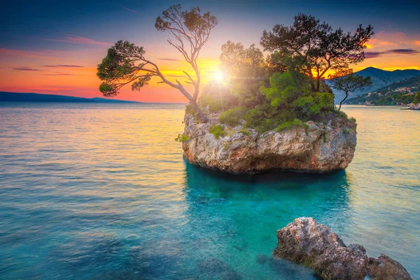 Prachtig eiland en schoon water bij zonsondergang, Brela, Dalmatië, Kroatië — Stockfoto