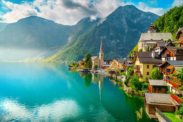 Vista fantástica com lago Hallstattersee e casas de madeira, Hallstatt, Áustria — Fotografia de Stock