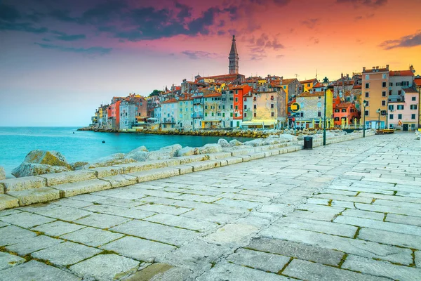 Dlážděné chodníky s pestrobarevnými budovami při západu slunce, Rovinj, Istria, Chorvatsko — Stock fotografie