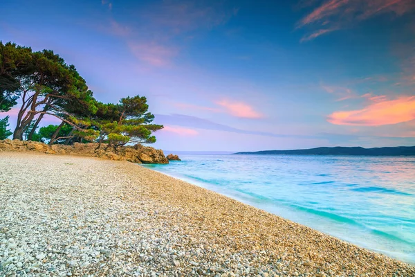 Gün batımında berrak su ile tropikal plaj, Makarska, Dalmaçya, Hırvatistan — Stok fotoğraf