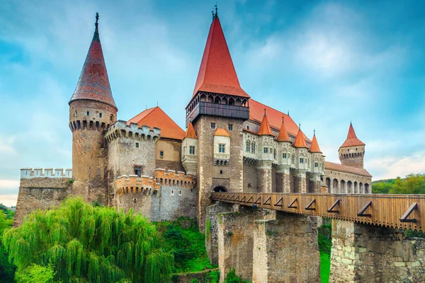 Wspaniały słynny zabytkowy zamek Corvin w Hunedoara, Transylwania, Rumunia, Europa — Zdjęcie stockowe