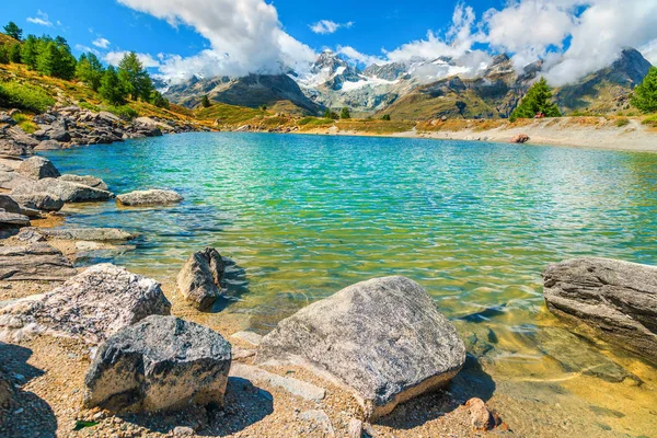 Impresionantes lagos alpinos y montañas nevadas con glaciares, Zermatt, Suiza — Foto de Stock