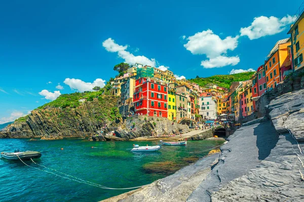 Riomaggiore turisztikai falu, Cinque Terre, Liguria, Olaszország, Európa — Stock Fotó