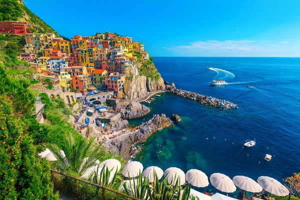 Manarola aldeia turística com edifícios coloridos, Cinque Terre, Ligúria, Itália — Fotografia de Stock