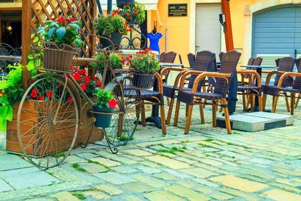 Mediterranean Street Café Bar in het centrum van Rovinj, Kroatië, Europa — Stockfoto