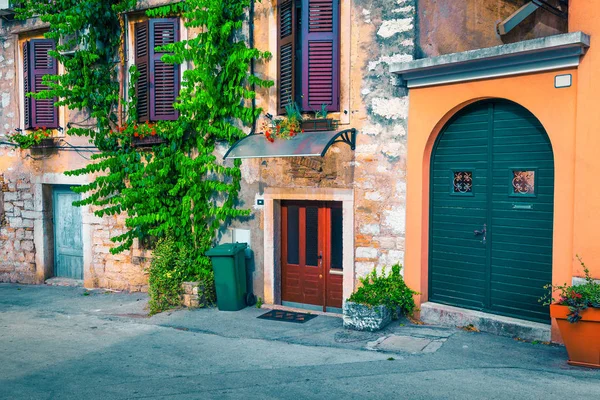 Ciudad vieja mediterránea calle con casas de piedra, Rovinj, Istria, Croacia —  Fotos de Stock