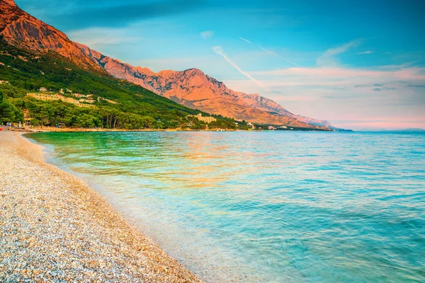 자갈 해변, 브레라, 마카르스카 리비에라, 달마티아, 크로아티아와 그림 같은 베이 — 스톡 사진