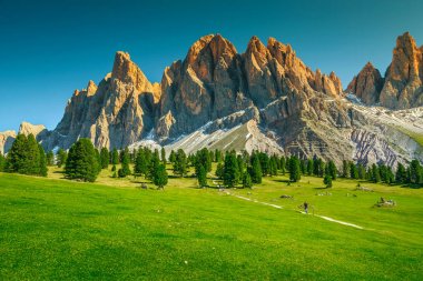 Yüksek kayalıklar, Dolomites, İtalya ile Fantastik yaz alp manzara 