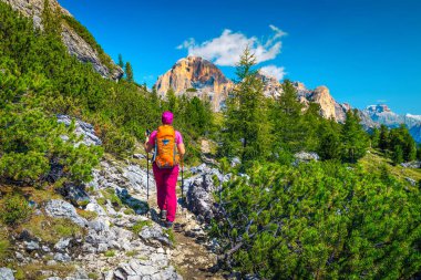 Sırt çantası ile Sportif kadın yürüyüşçü, dağlarda yürüyüş, Dolomites, İtalya