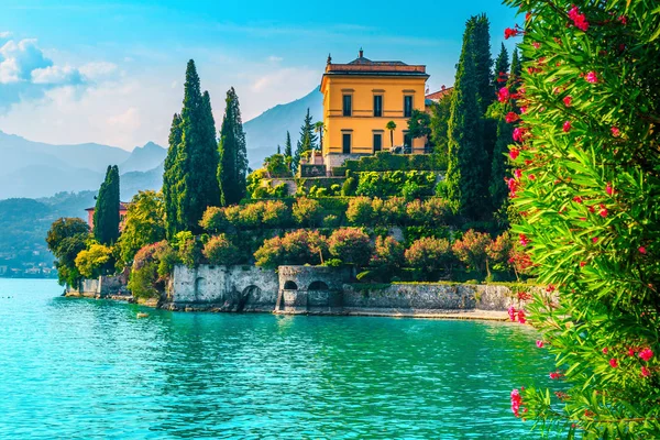 Pittoreska trädgårdar och semestervillor med Comosjön, Varenna, Italien — Stockfoto