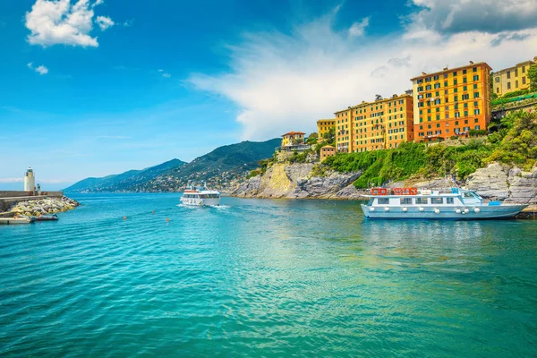 Mittelmeerbucht mit Touristenbooten, camogli resort, ligurien, italien, europa — Stockfoto