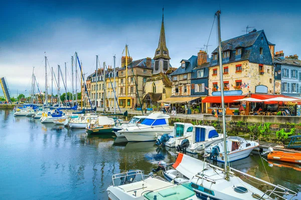 Beundrbar medeltida stadsbilden med hamn och båtar, Honfleur, Normandie, Frankrike — Stockfoto
