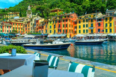 Tekneler ve rahat sokak kafesi ile Portofino Limanı, Liguria, Italya