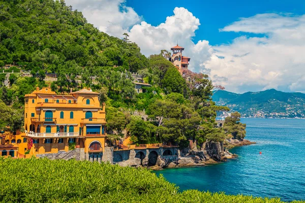 Mediterrane Luxus-Häuser und Gärten am Meer, Portofino Resort, Italien — Stockfoto