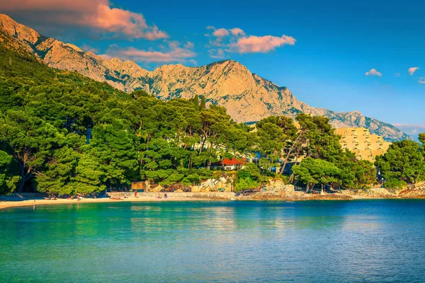 Baía popular com bela praia, Brela, Makarska riviera, Dalmácia, Croácia — Fotografia de Stock