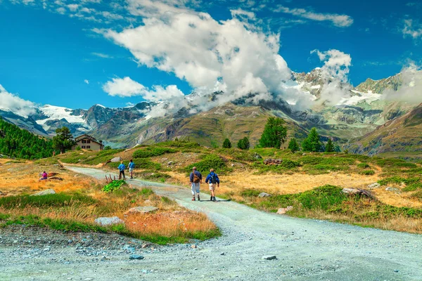 Alpine hiking trails with active backpacker hikers, Zermatt, Switzerland, Europe — Stock Photo, Image
