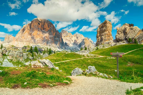 Beau paysage de montagne avec sentiers de randonnée et panneaux de randonnée, Dolomites — Photo